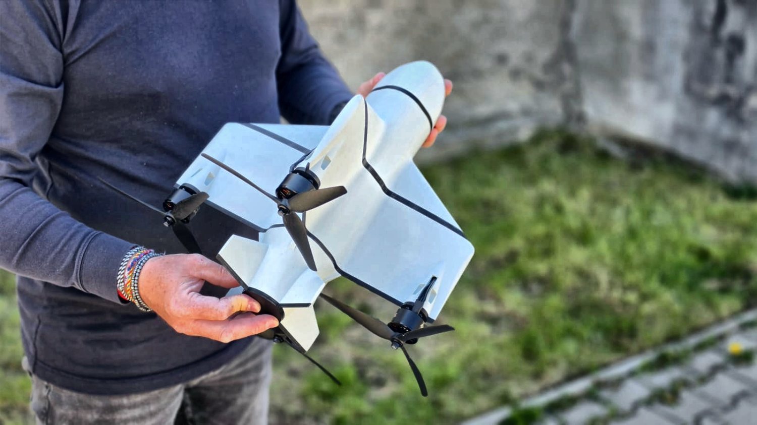 I2 Defender — Compact airframe
